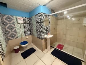 Koupelna v ubytování Casa Bantu - Vila Rosa + 30 fotografií