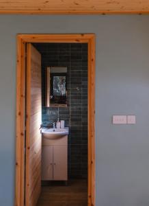 Fotografie z fotogalerie ubytování Warm Family Glamping Cabin with Kids Playground v destinaci Arakapas