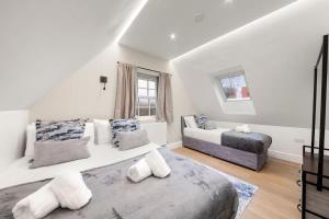 a bedroom with two beds and a couch at Modern 4 Bed 4 Bath Home in Reading Perfect for Business and Contractors with Free Parking! in Reading