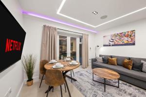 a living room with a table and chairs and a couch at Modern 4 Bed 4 Bath Home in Reading Perfect for Business and Contractors with Free Parking! in Reading +44 photos