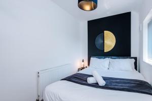 a bedroom with a bed with a black and gold headboard at Spacious 4 Bed House in Birmingham City Centre, Ideal for long term with Free Parking in Birmingham