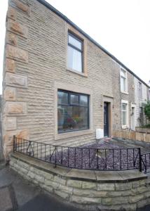 Una casa de ladrillo con un balcón al costado. en Ideal Lodgings in Accrington, en Accrington