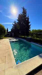 ein Swimmingpool mit blauem Wasser in einem Hof in der Unterkunft Quinta Villa Glori in Villaguay