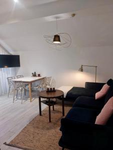 a living room with a couch and a table at Apartamenty Czarna Góra 31 in Sienna