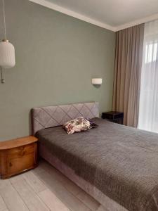 a bedroom with a bed with a pillow on it at Apartamenty Czarna Góra 31 in Sienna