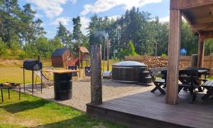 Сад в Kaszubski zakątek, 2 domki ,20 osob,balia,sauna,kominek