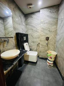 une salle de bain avec un lavabo et des toilettes dans l'établissement Family Silver Street - 5 Minute Walking Distance New Delhi Railway station, à New Delhi