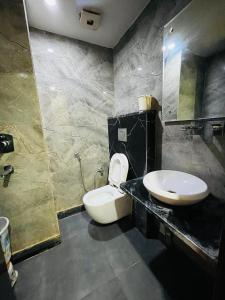 une salle de bain avec des toilettes blanches et un lavabo dans l'établissement Family Silver Street - 5 Minute Walking Distance New Delhi Railway station, à New Delhi