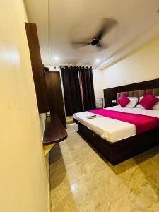 - une chambre avec un grand lit et des draps rouges dans l'établissement Family Silver Street - 5 Minute Walking Distance New Delhi Railway station, à New Delhi 3 autres photos