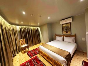 卢克索Embrace 2 Nile Sailing Dahabiya -Luxor- Aswan- 4 Nights的一间卧室，配有一张大床和一扇窗户。 更多18张照片