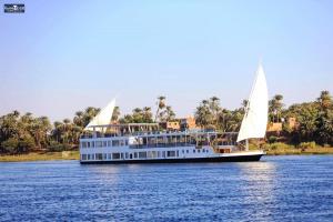 卢克索Embrace 2 Nile Sailing Dahabiya -Luxor- Aswan- 4 Nights的水面上有一艘大船，帆装的。