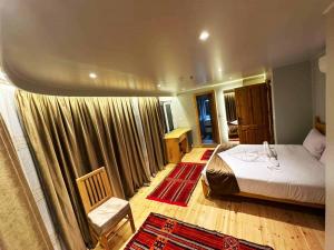 卢克索Embrace 2 Nile Sailing Dahabiya -Luxor- Aswan- 4 Nights的一间卧室，里面有一张床和一扇大窗户。