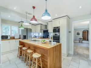eine Küche mit einer großen Insel mit Barhockern in der Unterkunft Longways in Penn