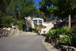 The facade or entrance of Studio d'hôtes Villa Castelnau