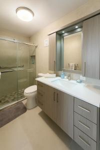 Koupelna v ubytování Costa Ensenada Penthouse 505 across the street from Balneario beach