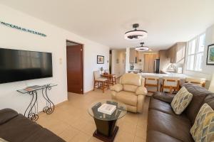 TV a/nebo společenská místnost v ubytování Costa Ensenada Penthouse 505 across the street from Balneario beach