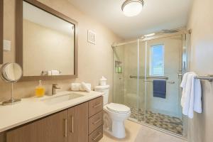 Koupelna v ubytování Costa Ensenada Penthouse 505 across the street from Balneario beach + 16 fotografií