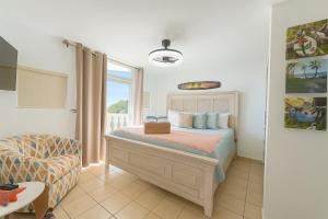 Postel nebo postele na pokoji v ubytování Costa Ensenada Penthouse 505 across the street from Balneario beach