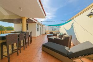 Posezení v ubytování Costa Ensenada Penthouse 505 across the street from Balneario beach