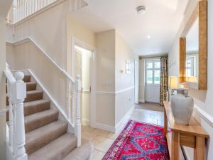 eine Treppe in einem Haus mit einem Teppich in der Unterkunft Coach House - Uk49887 in Preston