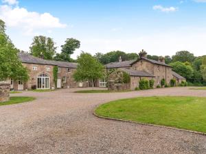 ein altes Steinhaus mit Kieseinfahrt in der Unterkunft Coach House - Uk49887 in Preston + 24 Fotos
