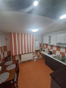 una cucina con pareti a righe rosse e bianche di CasaLuxi a Alexandria
