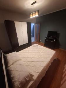 una camera da letto con un grande letto con una coperta bianca di CasaLuxi a Alexandria Altre 2 foto