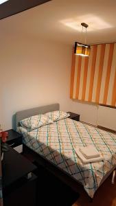 una camera da letto con un letto con un piumone di CasaLuxi a Alexandria