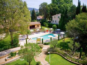 an aerial view of a swimming pool in a garden at Novotel Aix-en-Provence Pont de L'Arc in Aix-en-Provence