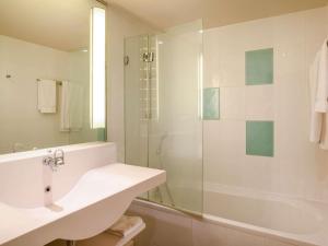 Ένα μπάνιο στο Novotel Orléans Chemins De Sologne Demeures De Campagne +190 φωτογραφίες