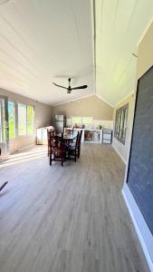 ein großes Wohnzimmer mit einem Tisch und Stühlen in der Unterkunft Quinta Villa Glori in Villaguay