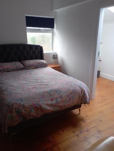 Ένα ή περισσότερα κρεβάτια σε δωμάτιο στο Village Stay In Annascaul at Aidos