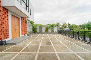 a walkway outside of a building with a fence at Kragilan CoLiving By ARBA in Jetis