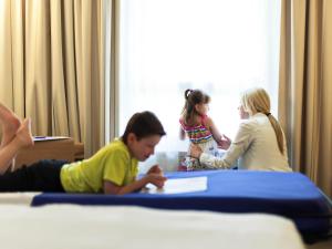 - un groupe d'enfants dormant sur un lit dans l'établissement Novotel Perpignan Nord Rivesaltes, à Rivesaltes 185 autres photos