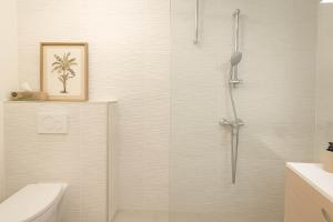 eine Duschkabine im Bad mit WC in der Unterkunft Courbevoie Studio terrasse situe pres de Paris in La Garenne-Colombes