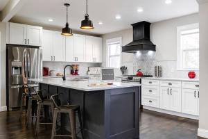 Η κουζίνα ή μικρή κουζίνα στο Spacious 4BR Home Near UD Oregon and DT Dayton