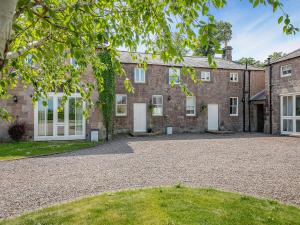 PrestonにあるShellrigg - Uk49891の白いドア付きのレンガ造りの家の外観