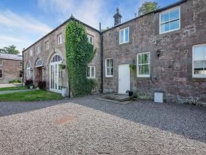 PrestonにあるShellrigg - Uk49891の白い扉と蔦のレンガ造り