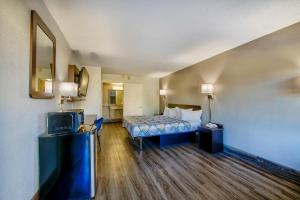 a hotel room with a bed and a tv at Motel 6 Birmingham, AL - Medical Center - Inverness Hwy 280 in Birmingham +36 photos