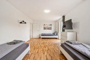 En eller flere senge i et værelse på GU03 Monteursunterkunft in Griesheim!