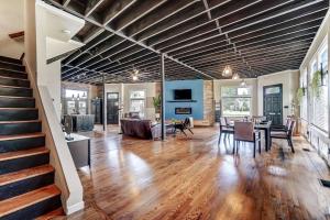 Posezení v ubytování Dayton Loft close to DT Oregon UD