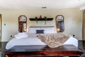 Postel nebo postele na pokoji v ubytování Dayton Loft close to DT Oregon UD