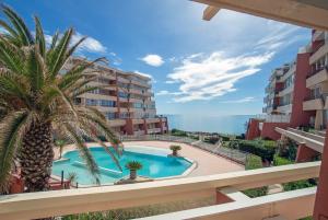 Vom Balkon eines Apartments genießen Sie Poolblick. in der Unterkunft Chez Juan - T3 Climatisé - Piscine et parking in Sète