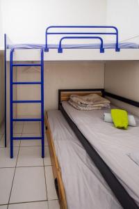 2 Etagenbetten in einem Zimmer mit einer Leiter in der Unterkunft Chez Juan - T3 Climatisé - Piscine et parking in Sète