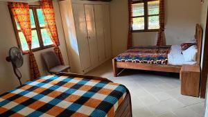 DianaにあるCase sauvageのベッドルーム1室(ベッド1台、椅子、窓付)