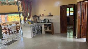 DianaにあるCase sauvageのキッチン、ダイニングルーム(テーブル、テーブル付)