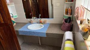 DianaにあるCase sauvageの洗面台と鏡のあるバスルーム