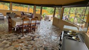 DianaにあるCase sauvageのテーブルと椅子のあるキッチンとダイニングルーム +11枚の写真