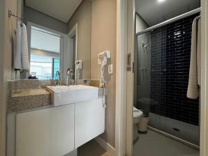 Ένα μπάνιο στο Apartamento Executivo próximo a praia