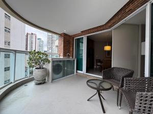 Μπαλκόνι ή βεράντα στο Apartamento Executivo próximo a praia